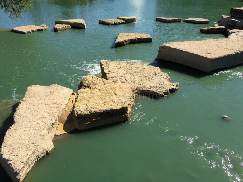 岩石和水室外风景俯就